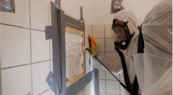 Verwijderen asbesthoudende tegellijm