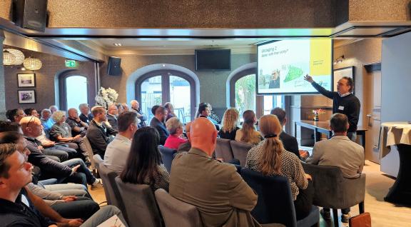 Deelnemers aan de VIP Innovatiedag luisteren naar een presentatie.